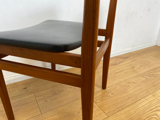 Ein Danish Design Original I 1/2 Stilvoller skandinavischer Mid-Century Stuhl aus Teakholz mit schwarzem Kunstleder Bezug