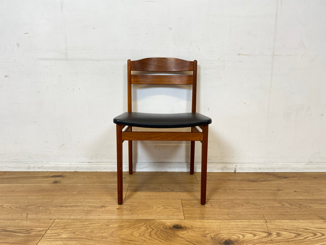 Ein Danish Design Original I 1/2 Stilvoller skandinavischer Mid-Century Stuhl aus Teakholz mit schwarzem Kunstleder Bezug