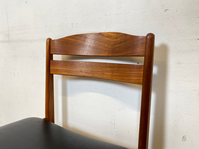 Ein Danish Design Original I 1/2 Stilvoller skandinavischer Mid-Century Stuhl aus Teakholz mit schwarzem Kunstleder Bezug