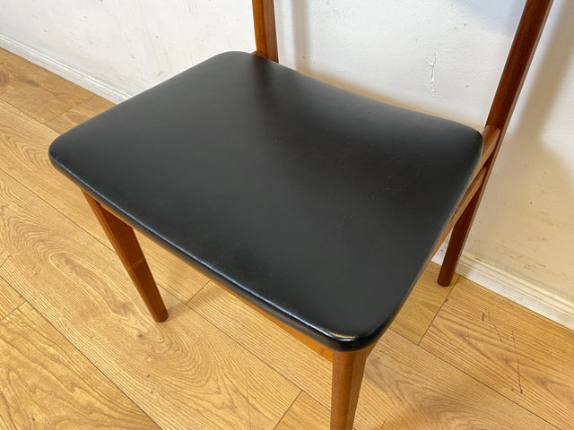 Ein Danish Design Original I 1/2 Stilvoller skandinavischer Mid-Century Stuhl aus Teakholz mit schwarzem Kunstleder Bezug