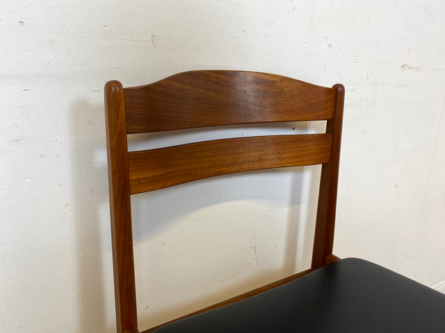 Ein Danish Design Original I 1/2 Stilvoller skandinavischer Mid-Century Stuhl aus Teakholz mit schwarzem Kunstleder Bezug