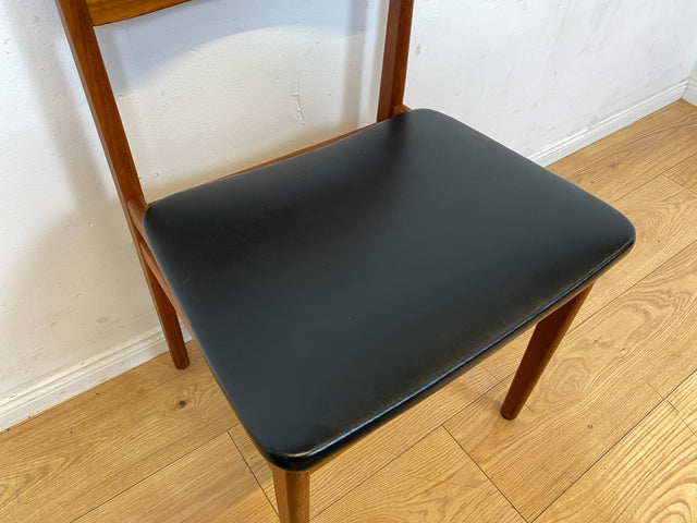Ein Danish Design Original I 1/2 Stilvoller skandinavischer Mid-Century Stuhl aus Teakholz mit schwarzem Kunstleder Bezug