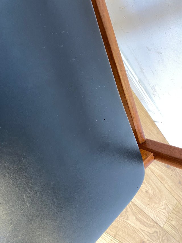 Ein Danish Design Original I 1/2 Stilvoller skandinavischer Mid-Century Stuhl aus Teakholz mit schwarzem Kunstleder Bezug