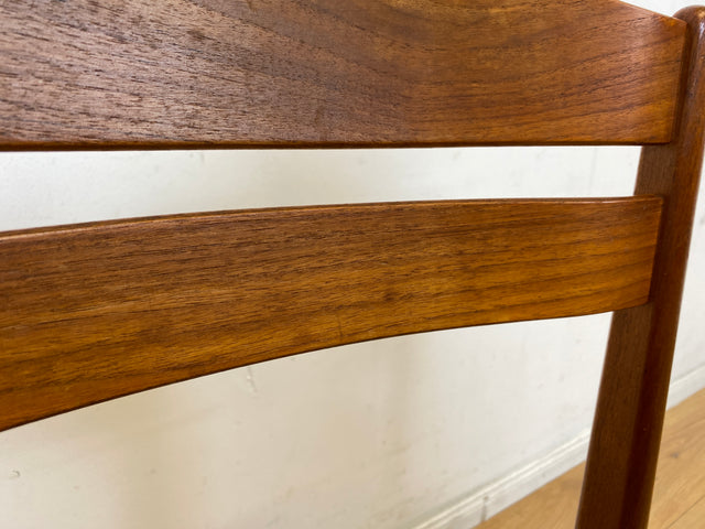 Ein Danish Design Original I 1/2 Stilvoller skandinavischer Mid-Century Stuhl aus Teakholz mit schwarzem Kunstleder Bezug