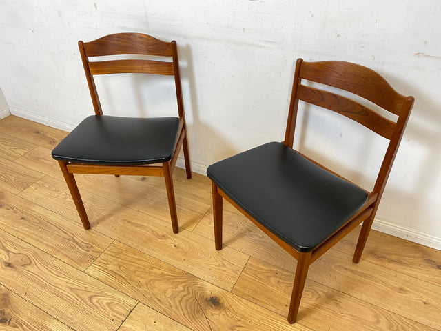 Ein Danish Design Original I 1/2 Stilvoller skandinavischer Mid-Century Stuhl aus Teakholz mit schwarzem Kunstleder Bezug