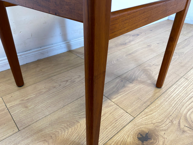 Ein Danish Design Original I 1/2 Stilvoller skandinavischer Mid-Century Stuhl aus Teakholz mit schwarzem Kunstleder Bezug