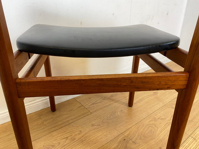 Ein Danish Design Original I 1/2 Stilvoller skandinavischer Mid-Century Stuhl aus Teakholz mit schwarzem Kunstleder Bezug