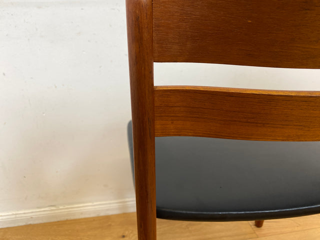 Ein Danish Design Original I 1/2 Stilvoller skandinavischer Mid-Century Stuhl aus Teakholz mit schwarzem Kunstleder Bezug