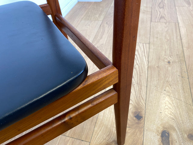 Ein Danish Design Original I 1/2 Stilvoller skandinavischer Mid-Century Stuhl aus Teakholz mit schwarzem Kunstleder Bezug
