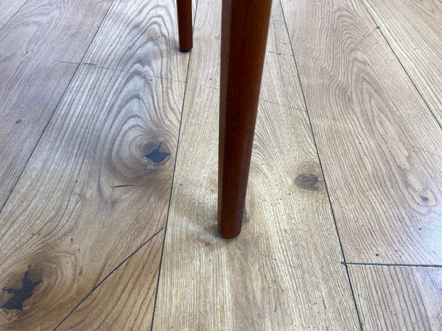 Ein Danish Design Original I 1/2 Stilvoller skandinavischer Mid-Century Stuhl aus Teakholz mit schwarzem Kunstleder Bezug