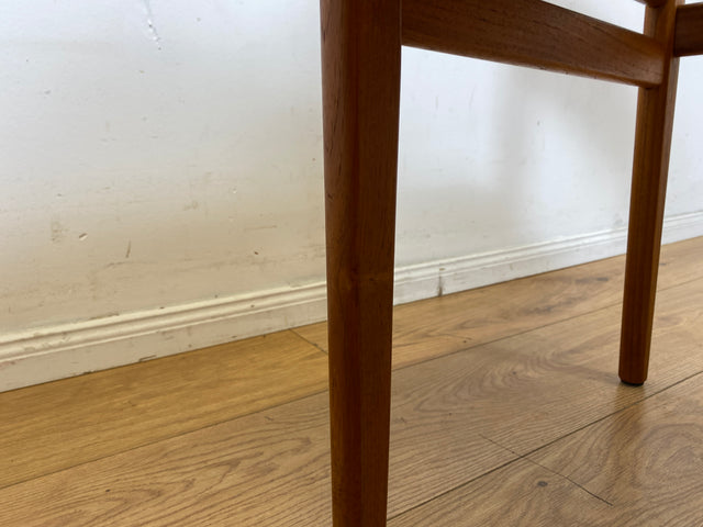 Ein Danish Design Original I 1/2 Stilvoller skandinavischer Mid-Century Stuhl aus Teakholz mit schwarzem Kunstleder Bezug