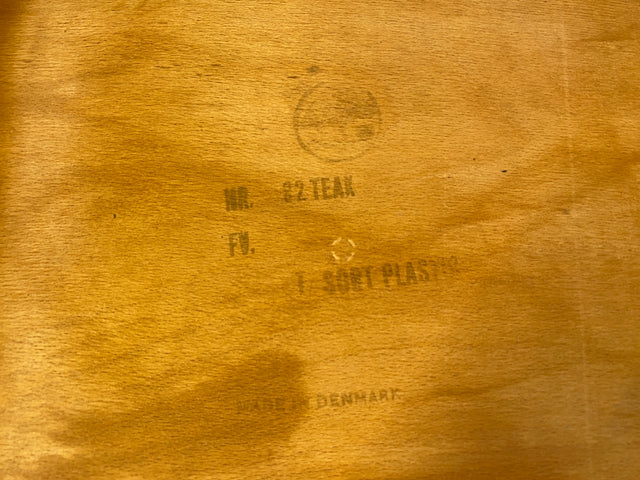 Ein Danish Design Original I 1/2 Stilvoller skandinavischer Mid-Century Stuhl aus Teakholz mit schwarzem Kunstleder Bezug