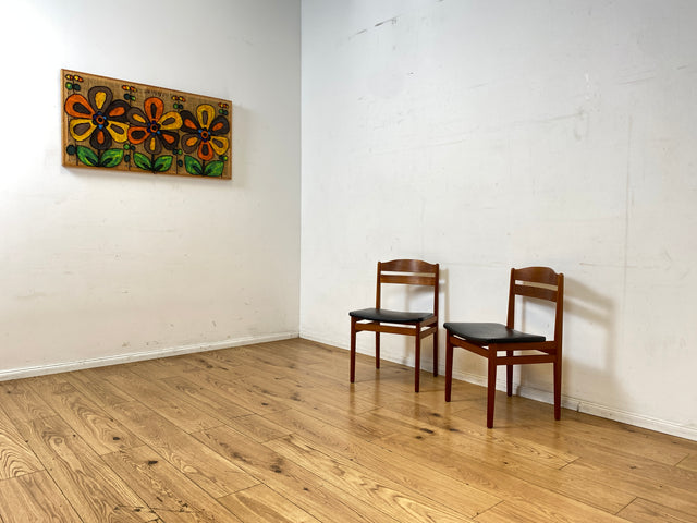 Ein Danish Design Original I 1/2 Stilvoller skandinavischer Mid-Century Stuhl aus Teakholz mit schwarzem Kunstleder Bezug