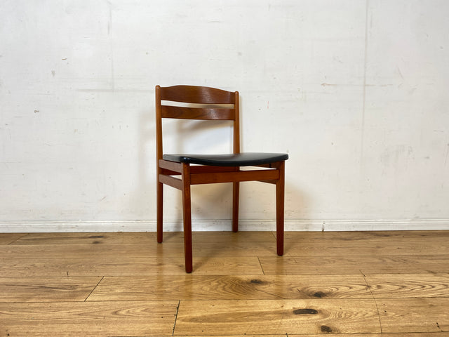 Ein Danish Design Original I 1/2 Stilvoller skandinavischer Mid-Century Stuhl aus Teakholz mit schwarzem Kunstleder Bezug