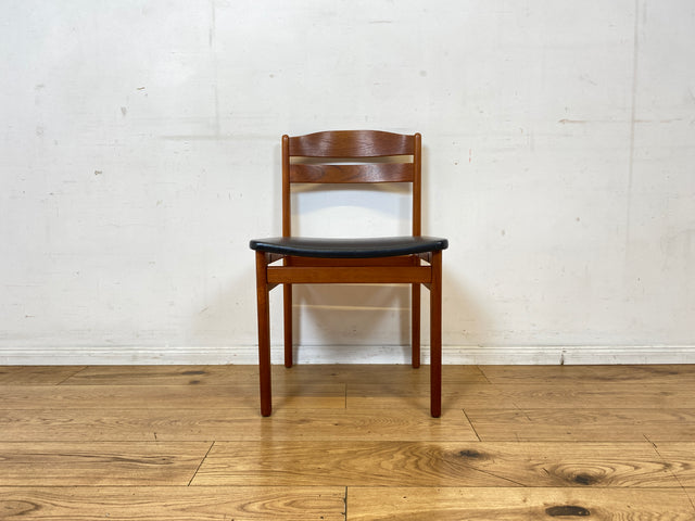 Ein Danish Design Original I 1/2 Stilvoller skandinavischer Mid-Century Stuhl aus Teakholz mit schwarzem Kunstleder Bezug