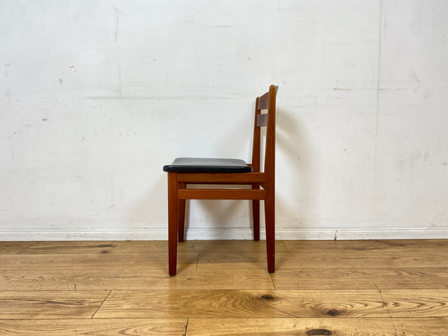 Ein Danish Design Original I 1/2 Stilvoller skandinavischer Mid-Century Stuhl aus Teakholz mit schwarzem Kunstleder Bezug