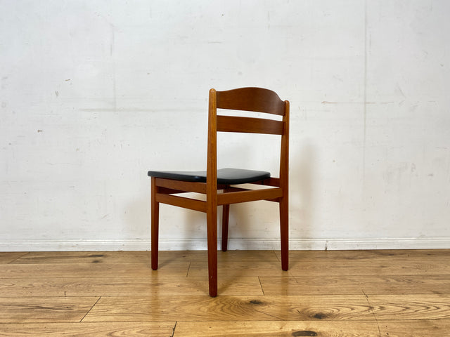Ein Danish Design Original I 1/2 Stilvoller skandinavischer Mid-Century Stuhl aus Teakholz mit schwarzem Kunstleder Bezug