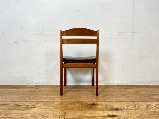 Ein Danish Design Original I 1/2 Stilvoller skandinavischer Mid-Century Stuhl aus Teakholz mit schwarzem Kunstleder Bezug