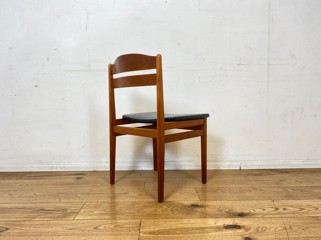 Ein Danish Design Original I 1/2 Stilvoller skandinavischer Mid-Century Stuhl aus Teakholz mit schwarzem Kunstleder Bezug