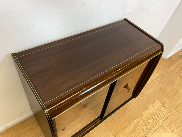 Formschöne dunkle 50er Jahre Barkommode mit Schiebetüren , Originalglas und Messingbeschlag I Bar Barschrank Vitrine Kommode Sideboard Rockabilly Mid-Century Vintage 60er I