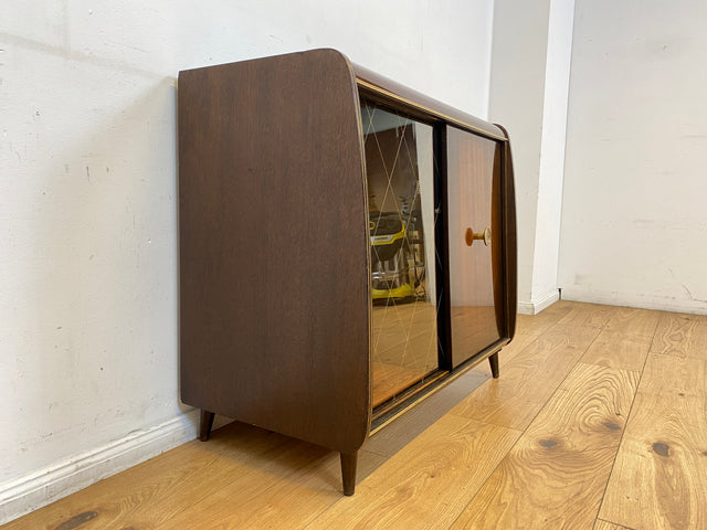Formschöne dunkle 50er Jahre Barkommode mit Schiebetüren , Originalglas und Messingbeschlag I Bar Barschrank Vitrine Kommode Sideboard Rockabilly Mid-Century Vintage 60er I