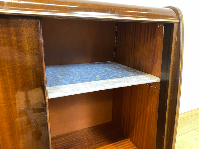 Formschöne dunkle 50er Jahre Barkommode mit Schiebetüren , Originalglas und Messingbeschlag I Bar Barschrank Vitrine Kommode Sideboard Rockabilly Mid-Century Vintage 60er I
