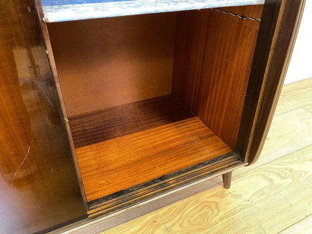 Formschöne dunkle 50er Jahre Barkommode mit Schiebetüren , Originalglas und Messingbeschlag I Bar Barschrank Vitrine Kommode Sideboard Rockabilly Mid-Century Vintage 60er I