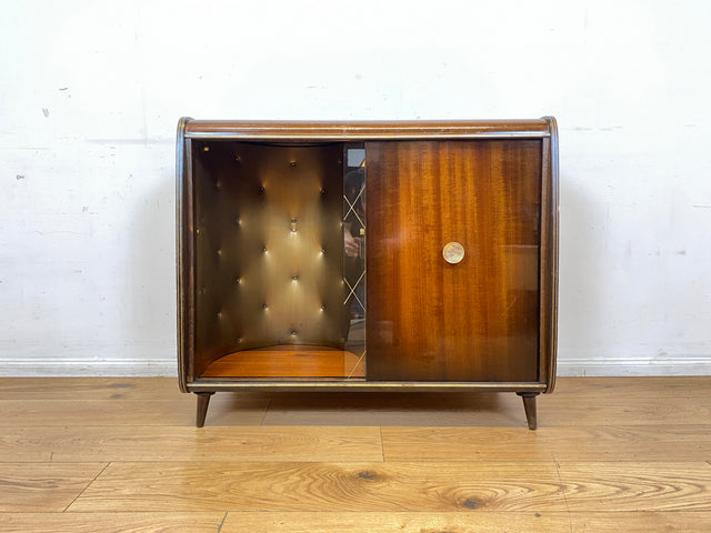 Formschöne dunkle 50er Jahre Barkommode mit Schiebetüren , Originalglas und Messingbeschlag I Bar Barschrank Vitrine Kommode Sideboard Rockabilly Mid-Century Vintage 60er I