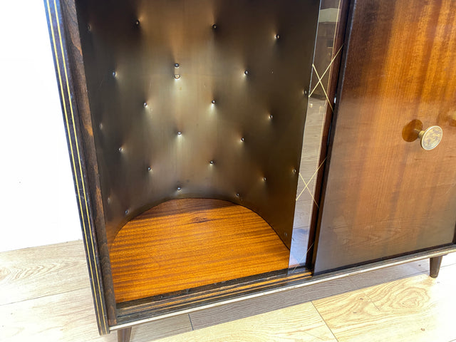 Formschöne dunkle 50er Jahre Barkommode mit Schiebetüren , Originalglas und Messingbeschlag I Bar Barschrank Vitrine Kommode Sideboard Rockabilly Mid-Century Vintage 60er I