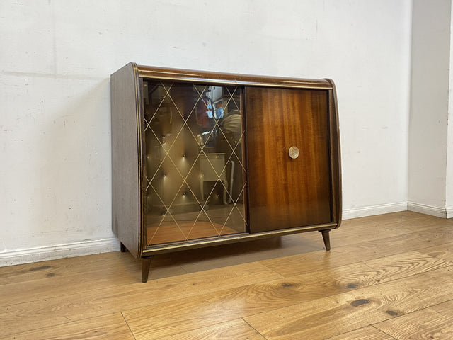 Formschöne dunkle 50er Jahre Barkommode mit Schiebetüren , Originalglas und Messingbeschlag I Bar Barschrank Vitrine Kommode Sideboard Rockabilly Mid-Century Vintage 60er I