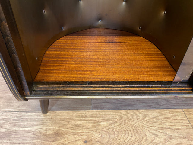 Formschöne dunkle 50er Jahre Barkommode mit Schiebetüren , Originalglas und Messingbeschlag I Bar Barschrank Vitrine Kommode Sideboard Rockabilly Mid-Century Vintage 60er I