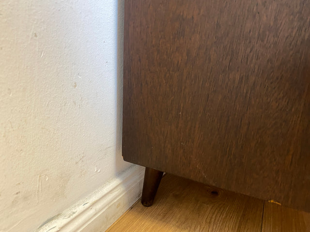 Formschöne dunkle 50er Jahre Barkommode mit Schiebetüren , Originalglas und Messingbeschlag I Bar Barschrank Vitrine Kommode Sideboard Rockabilly Mid-Century Vintage 60er I
