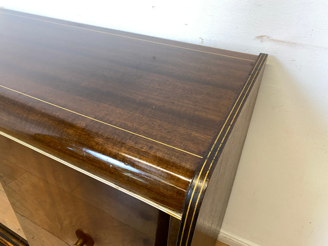 Formschöne dunkle 50er Jahre Barkommode mit Schiebetüren , Originalglas und Messingbeschlag I Bar Barschrank Vitrine Kommode Sideboard Rockabilly Mid-Century Vintage 60er I
