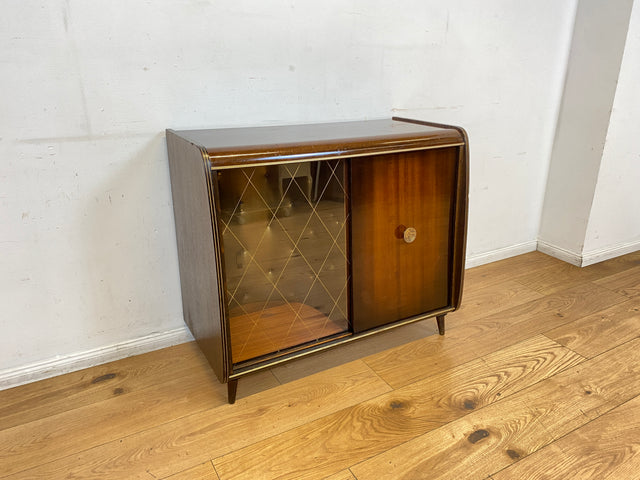 Formschöne dunkle 50er Jahre Barkommode mit Schiebetüren , Originalglas und Messingbeschlag I Bar Barschrank Vitrine Kommode Sideboard Rockabilly Mid-Century Vintage 60er I