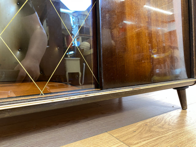 Formschöne dunkle 50er Jahre Barkommode mit Schiebetüren , Originalglas und Messingbeschlag I Bar Barschrank Vitrine Kommode Sideboard Rockabilly Mid-Century Vintage 60er I