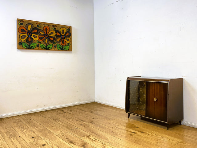 Formschöne dunkle 50er Jahre Barkommode mit Schiebetüren , Originalglas und Messingbeschlag I Bar Barschrank Vitrine Kommode Sideboard Rockabilly Mid-Century Vintage 60er I