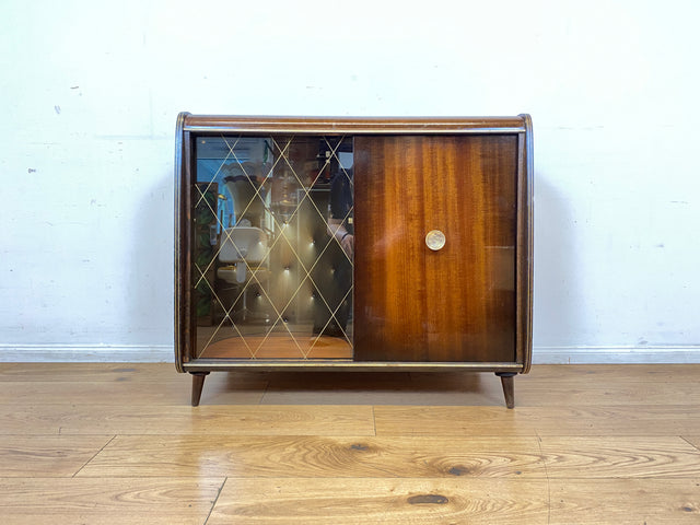 Formschöne dunkle 50er Jahre Barkommode mit Schiebetüren , Originalglas und Messingbeschlag I Bar Barschrank Vitrine Kommode Sideboard Rockabilly Mid-Century Vintage 60er I