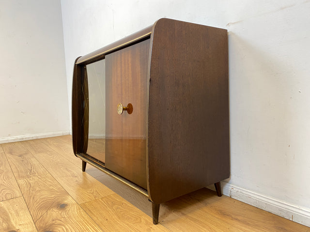 Formschöne dunkle 50er Jahre Barkommode mit Schiebetüren , Originalglas und Messingbeschlag I Bar Barschrank Vitrine Kommode Sideboard Rockabilly Mid-Century Vintage 60er I