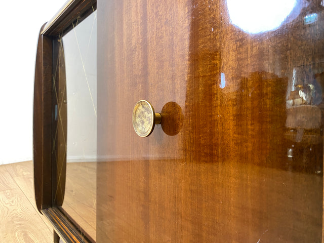 Formschöne dunkle 50er Jahre Barkommode mit Schiebetüren , Originalglas und Messingbeschlag I Bar Barschrank Vitrine Kommode Sideboard Rockabilly Mid-Century Vintage 60er I