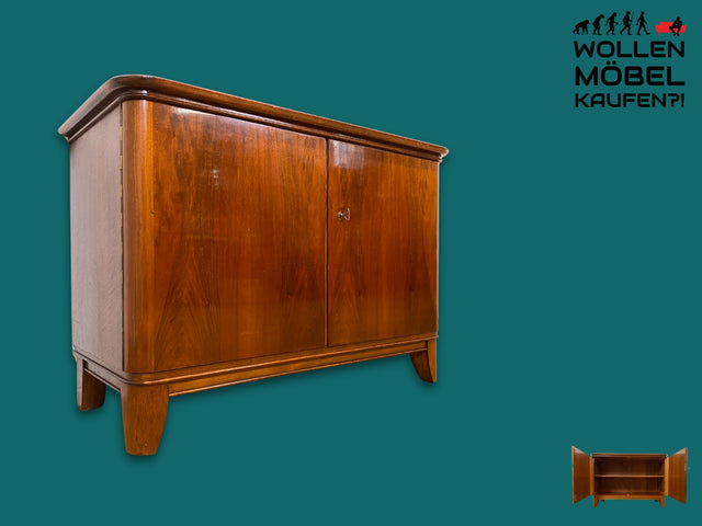 Formschöne dunkle 50er Jahre Kommode aus vollem Holz in Nussbaum.