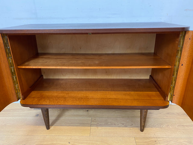 Formschöne und gut erhaltene dunkle Mid-Century Kommode aus 1965 I Schrank Sideboard Wäschekommode Schuhkommode Schuhschrank TV Lowboard Bank Rockabilly Mid-Century Vintage I