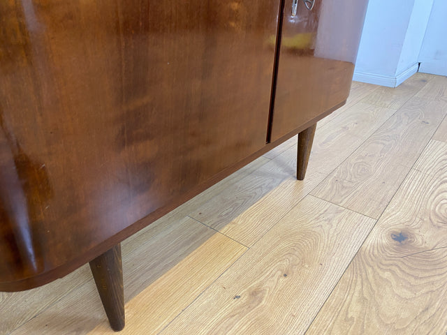 Formschöne und gut erhaltene dunkle Mid-Century Kommode aus 1965 I Schrank Sideboard Wäschekommode Schuhkommode Schuhschrank TV Lowboard Bank Rockabilly Mid-Century Vintage I