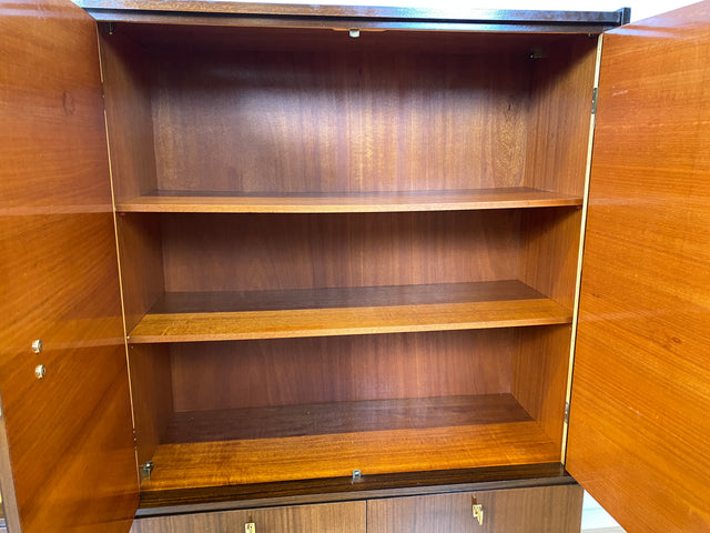 Besonders schöner dunkler Hochglanz Mid-Century Wohnzimmerschrank mit Vitrine und Schubladen I Schrankwand Highboard Sideboard Buffet Anrichte Wohnwand Vintage 50er 60er I