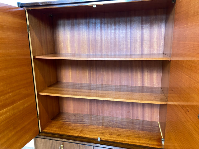Besonders schöner dunkler Hochglanz Mid-Century Wohnzimmerschrank mit Vitrine und Schubladen I Schrankwand Highboard Sideboard Buffet Anrichte Wohnwand Vintage 50er 60er I