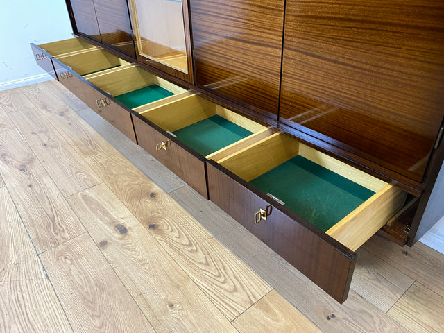 Besonders schöner dunkler Hochglanz Mid-Century Wohnzimmerschrank mit Vitrine und Schubladen I Schrankwand Highboard Sideboard Buffet Anrichte Wohnwand Vintage 50er 60er I