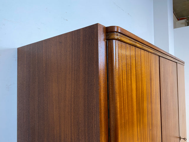 Schöner und hochwertiger dunkler Mid-Century Massivholz Kleiderschrank aus 1954 mit guter Aufteilung I Schrank Schlafzimmerschrank Wäscheschrank Wardrobe Vintage 50er 60er I