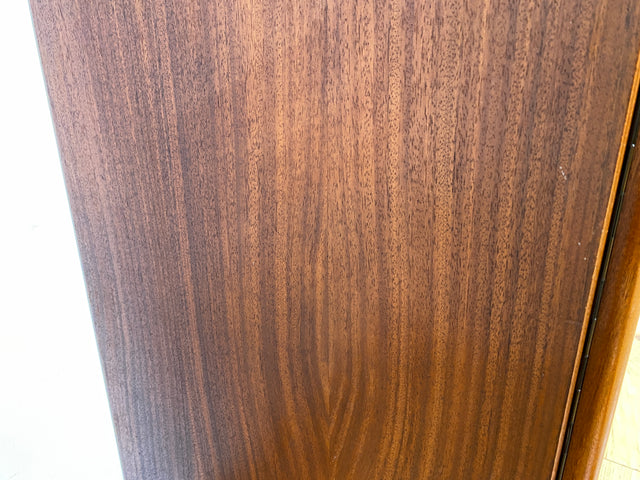 Schöner und hochwertiger dunkler Mid-Century Massivholz Kleiderschrank aus 1954 mit guter Aufteilung I Schrank Schlafzimmerschrank Wäscheschrank Wardrobe Vintage 50er 60er I