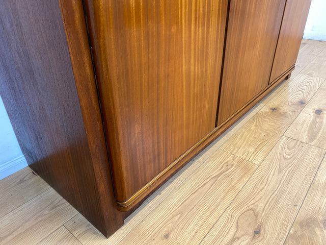 Schöner und hochwertiger dunkler Mid-Century Massivholz Kleiderschrank aus 1954 mit guter Aufteilung I Schrank Schlafzimmerschrank Wäscheschrank Wardrobe Vintage 50er 60er I