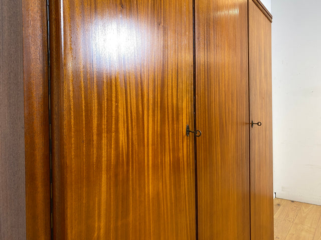 Schöner und hochwertiger dunkler Mid-Century Massivholz Kleiderschrank aus 1954 mit guter Aufteilung I Schrank Schlafzimmerschrank Wäscheschrank Wardrobe Vintage 50er 60er I