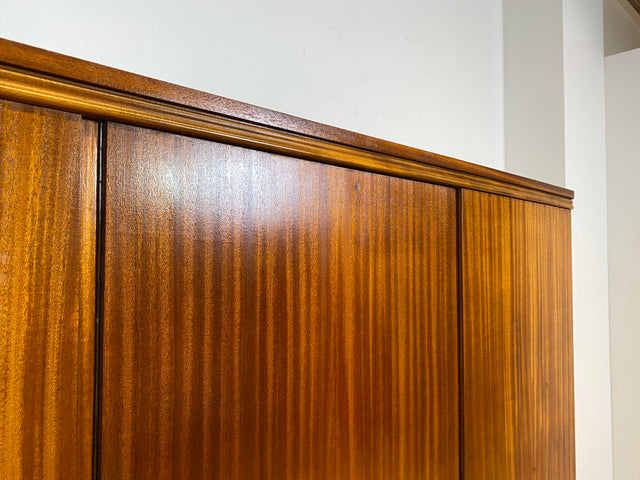 Schöner und hochwertiger dunkler Mid-Century Massivholz Kleiderschrank aus 1954 mit guter Aufteilung I Schrank Schlafzimmerschrank Wäscheschrank Wardrobe Vintage 50er 60er I